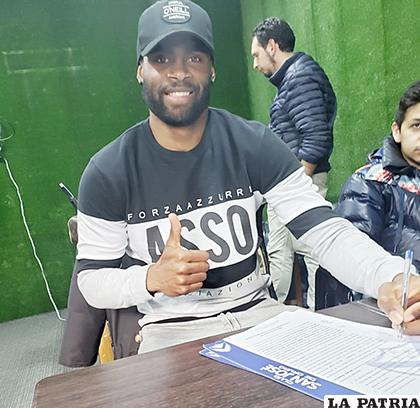 El colombiano Cesar Mena firmó contrato para su continuidad en San José /cortesía club San José
