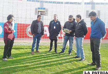 Personeros de la Conmebol visitaron ayer el estadio 