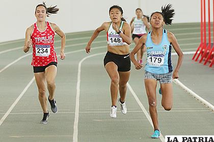 Nelly Mamani (180) fue primera en la prueba de 800 metro 
/cortesía Marcelo Peñaranda
