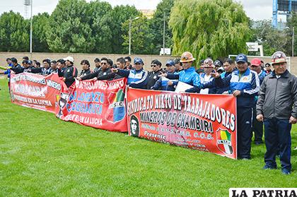 Los equipos durante el acto inaugural del torneo de fútbol/Alex Zambrana - LA PATRIA
