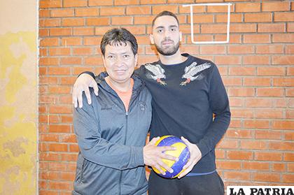 El presidente de CAN, Marco Murillo junto a Cristian Assaf refuerzo del plantel /LA PATRIA