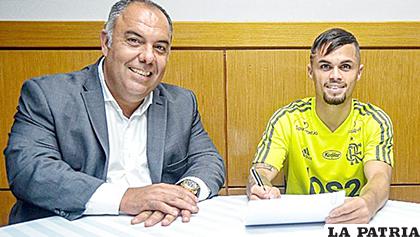 Durante la firma de contrato de Michael Richard /meridiano.com