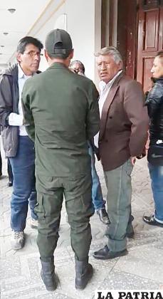 Gutiérrez conversa con el policía ante la 
presentación del documento /CAPTURA DE PANTALLA