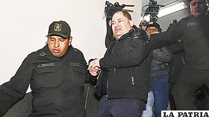 El exministro Romero custodiado por efectivos policiales /Los Tiempos
