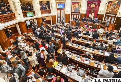 En medio de una escandalosa sesión, los dos tercios del MAS en la Asamblea Legislativa aceptaron la renuncia de Evo Morales y Álvaro García Linera /APG
