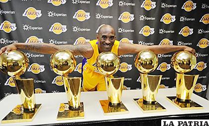 Kobe Bryant junto a sus cinco trofeos ganados en la NBA (2000, 2001, 2002, 2009 y 2010)/as.com
