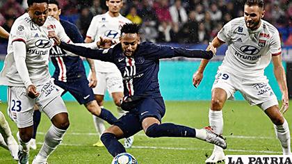 El delantero brasileño de Paris Saint-Germain, Neymar, remata para marcar un gol /  la-prensa.com