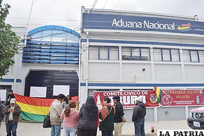 Hace una semana miembros del Comité Cívico ad hoc tomaron la Aduana Nacional /LA PATRIA /ARCHIVO

