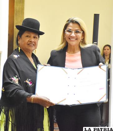 Rosario Aguilar junto a la Presidente Jeanine Áñez, en la presentación del anteproyecto /APG
