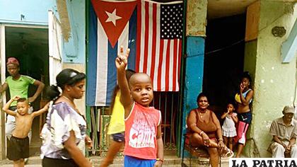 Un grupo de niños en una imagen parte del documental 