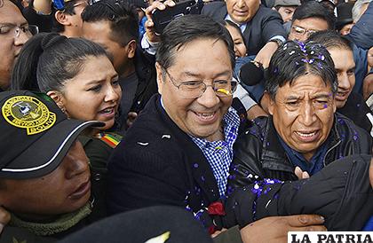 El exministro y ahora candidato del MAS fue recibido por mucha gente en el aeropuerto de El Alto /APG