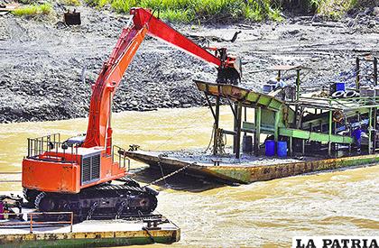 Cooperativistas asociados con empresarios chinos explotan oro en gran escala en ríos del norte paceño