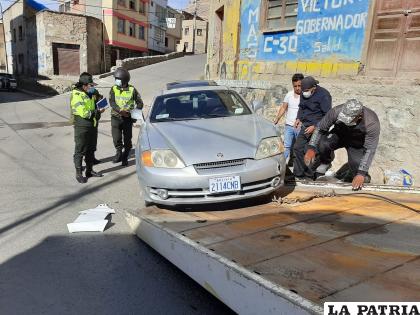 El conductor del automóvil chocó contra el muro al no poder subir una pendiente /LA PATRIA