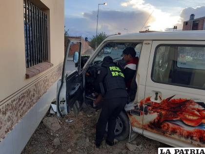 El conductor del minibús estuvo a punto de impactar contra el domicilio /LA PATRIA