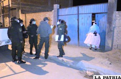 Efectivos policiales, encontraron ahorcado al esposo en uno de los dormitorios /LA PATRIA