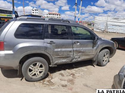 El vehículo revistió daños materiales en la parte lateral derecha /LA PATRIA