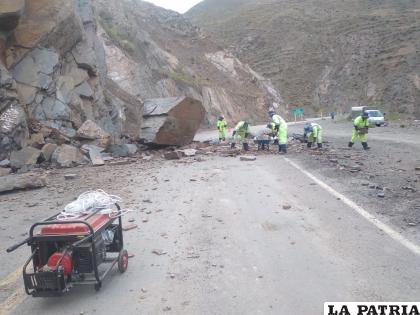 Hubo desprendimientos de rocas en la carretera Oruro-Potosí /ABC