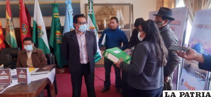 Hacen entrega de las carpetas de cada proceso a autoridades de la Gobernación /LA PATRIA