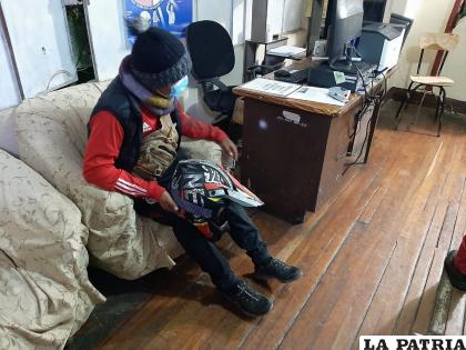 El conductor de la motocicleta en Tránsito para ayudar con las pesquisas  /LA PATRIA