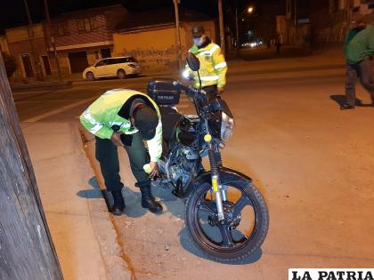 Una vagoneta colisionó contra esta motocicleta, la noche del lunes /LA PATRIA