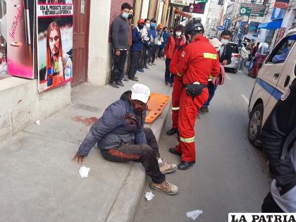 Esta persona se lastimó gravemente al perder el equilibrio y caerse contra la acera /LA PATRIA