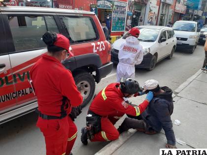 Bomberos brindan los primeros auxilios al ciudadano /LA PATRIA