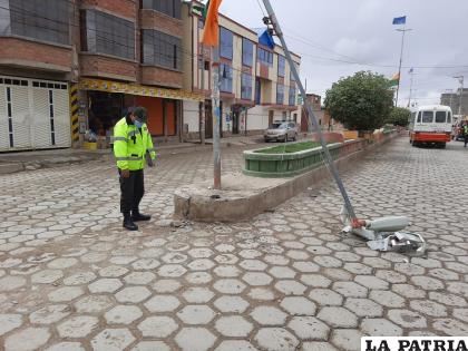 Se puede observar el daño a la jardinera y al poste de luz /LA PATRIA