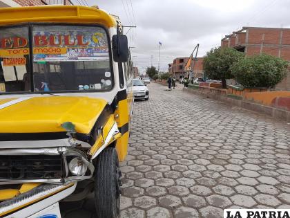El micro sufrió daños materiales en la parte delantera de su estructura  /LA PATRIA