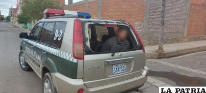 El individuo en el interior del patrullero tras romper el parabrisas /LA PATRIA