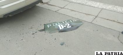 Parte del parabrisas que fue destruido con un cabezazo /LA PATRIA