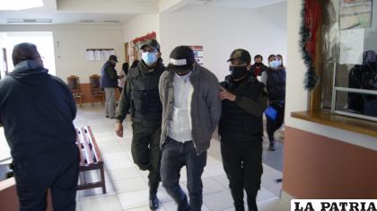 El imputado, ingresando a la audiencia de medidas cautelares /LA PATRIA
