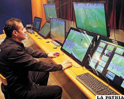 El orureño Gery Vargas ahora no solo es árbitro FIFA, sino también árbitro internacional de video /ABAF