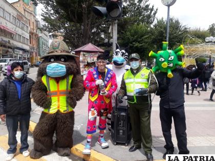 El elenco del Paquito en la plaza 10 de Febrero, concienciando a la población  /LA PATRIA