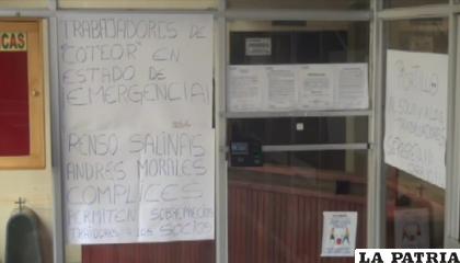 Con carteles, trabajadores de Coteor hacían conocer varios reclamos /LA PATRIA