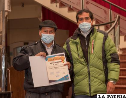 Entrega de reconocimiento al representante del Grupo Andino /Osmar Porcel