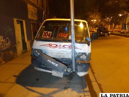 El minibús se subió al pretil de la acera e impactó contra el poste /LA PATRIA