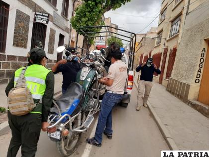 Los uniformados trasladan la motocicleta hasta dependencias de Diprove /LA PATRIA