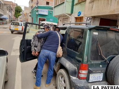 El sujeto que empujaba la motocicleta en actitud sospechosa fue arrestado /LA PATRIA