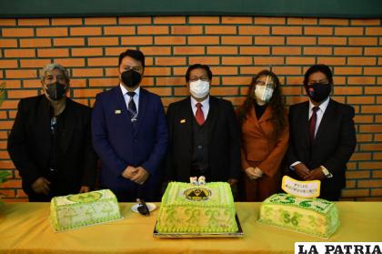 Integrantes de la Cooperativa Paulo VI, celebraron los 56 años con una torta alusiva a la fecha /LA PATRIA