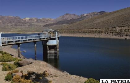 Canal de conducción Villachaullani en el lado peruano /PET