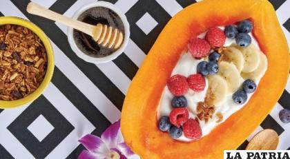 Papaya con yogurt, granola y frutos rojos