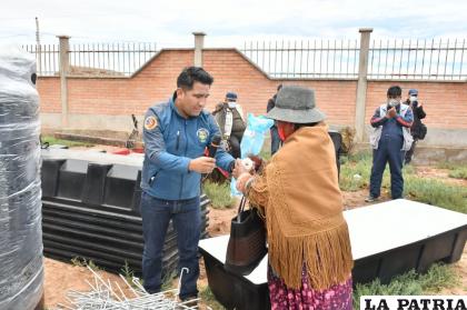 Durante el acto de entrega de los tanques de agua a los comunarios de El Choro