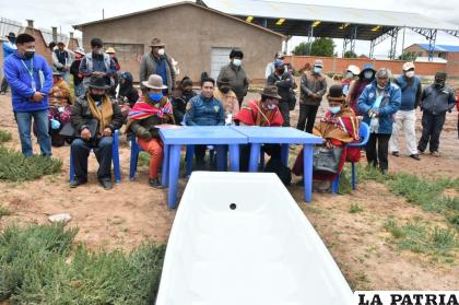 Comunarios de El Choro junto a las autoridades del Gobierno Autónomo Departamental de Oruro