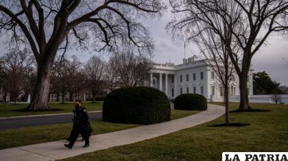 Dos agentes pasean por los jardines de la Casa Blanca, este fin de semana. /EFE