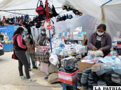 Venta de insumos médicos en las calles de Oruro /LA PATRIA