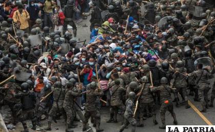 Soldados guatemaltecos detienen y golpean a migrantes hondureños en Chiquimula /EFE