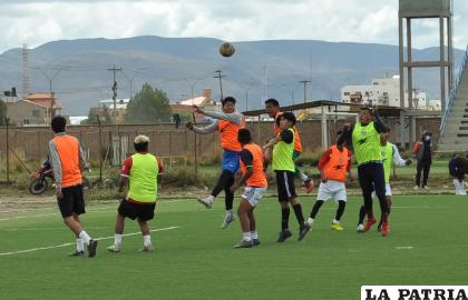 Varios jugadores intentan convencer al cuerpo técnico /LA PATRIA