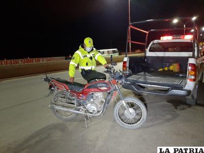 El personal de Tránsito llevó la motocicleta hasta sus dependencias /LA PATRIA