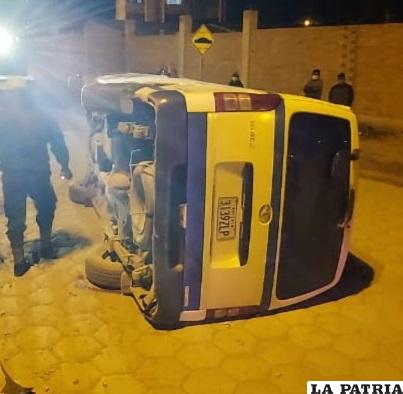 El minibús volcó sobre la vía, siendo abandonado por el conductor /LA PATRIA
