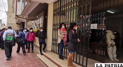 Estudiantes en la puerta de Rectorado para hacer sus trámites /LA PATRIA